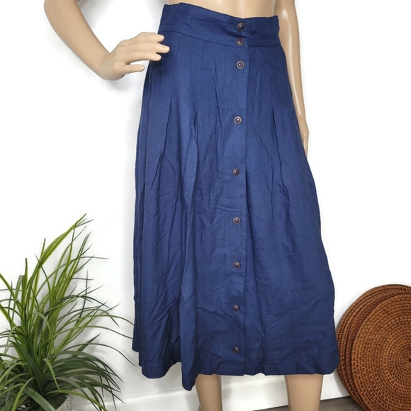 hunters run navy long skirt size 6. Fancy buttons. - Picture 3 of 7